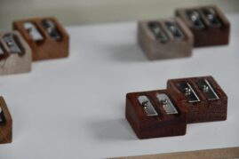 Coco treibt es auf den Spitzer Holzartensammlung