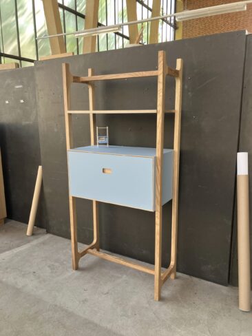 Modular aufgebautes Möbel mit Sekretär