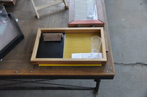 Das Tablett von Florian Weiler experimentiert mit Metallgeflecht als Boden und Holzrahmen